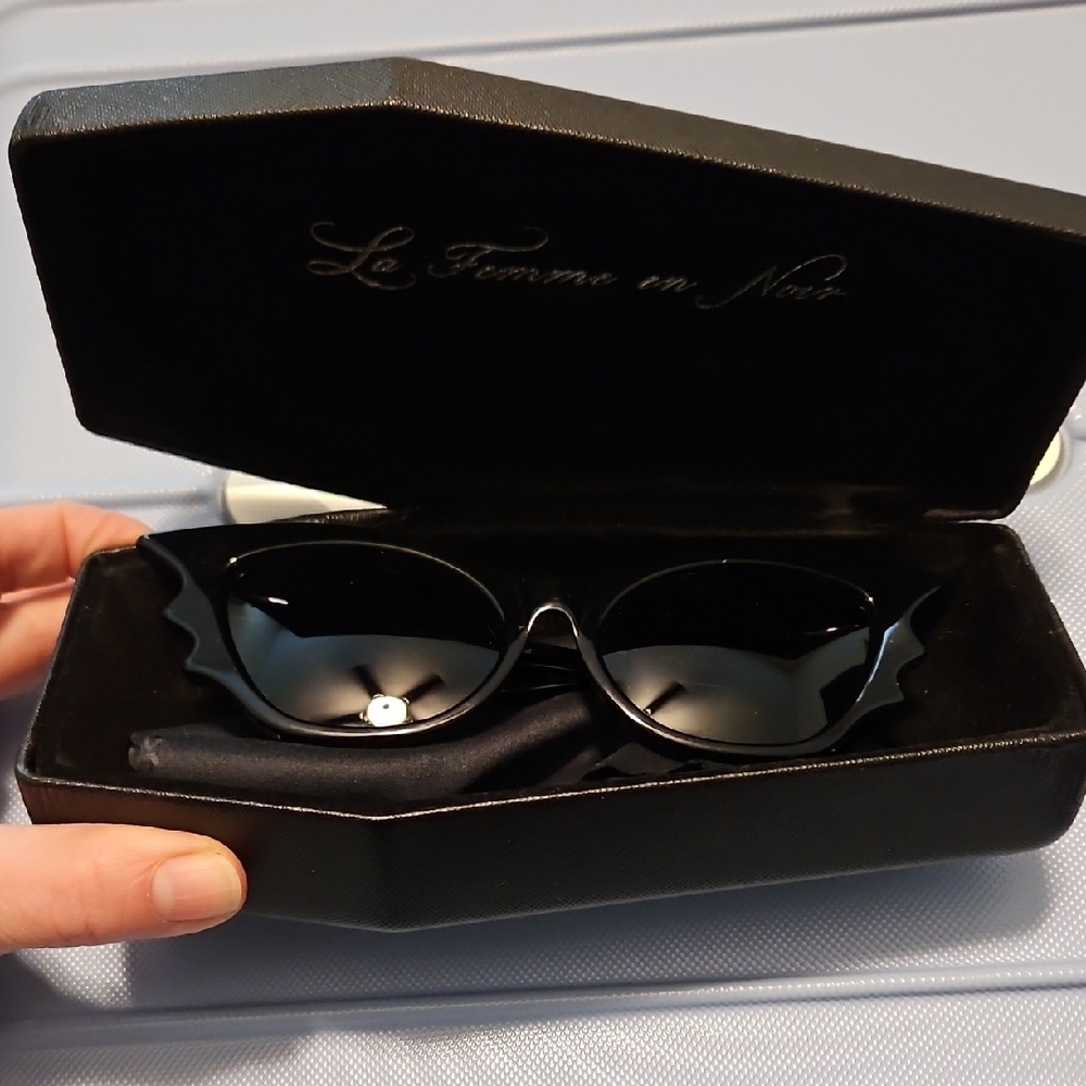 La Femme En Noir Batwing Vamp Sunglasses